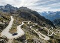 Com pavimentação de pedra a 2.106 metros de altitude, a estrada na Suíça é um dos principais marcos da engenharia de transporte alpina