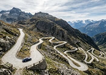 Com pavimentação de pedra a 2.106 metros de altitude, a estrada na Suíça é um dos principais marcos da engenharia de transporte alpina