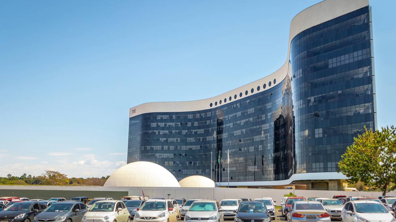 Com 131 mil m² de área construída e cúpulas icônicas de Niemeyer, o tribunal em Brasília surge como o centro tecnológico e arquitetônico que comanda as eleições