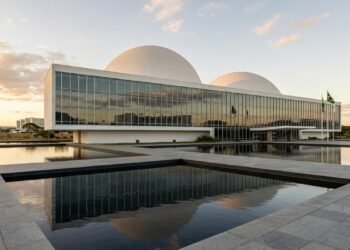 Com 131 mil m² de área construída e cúpulas icônicas de Niemeyer, o tribunal em Brasília surge como o centro tecnológico e arquitetônico que comanda as eleições