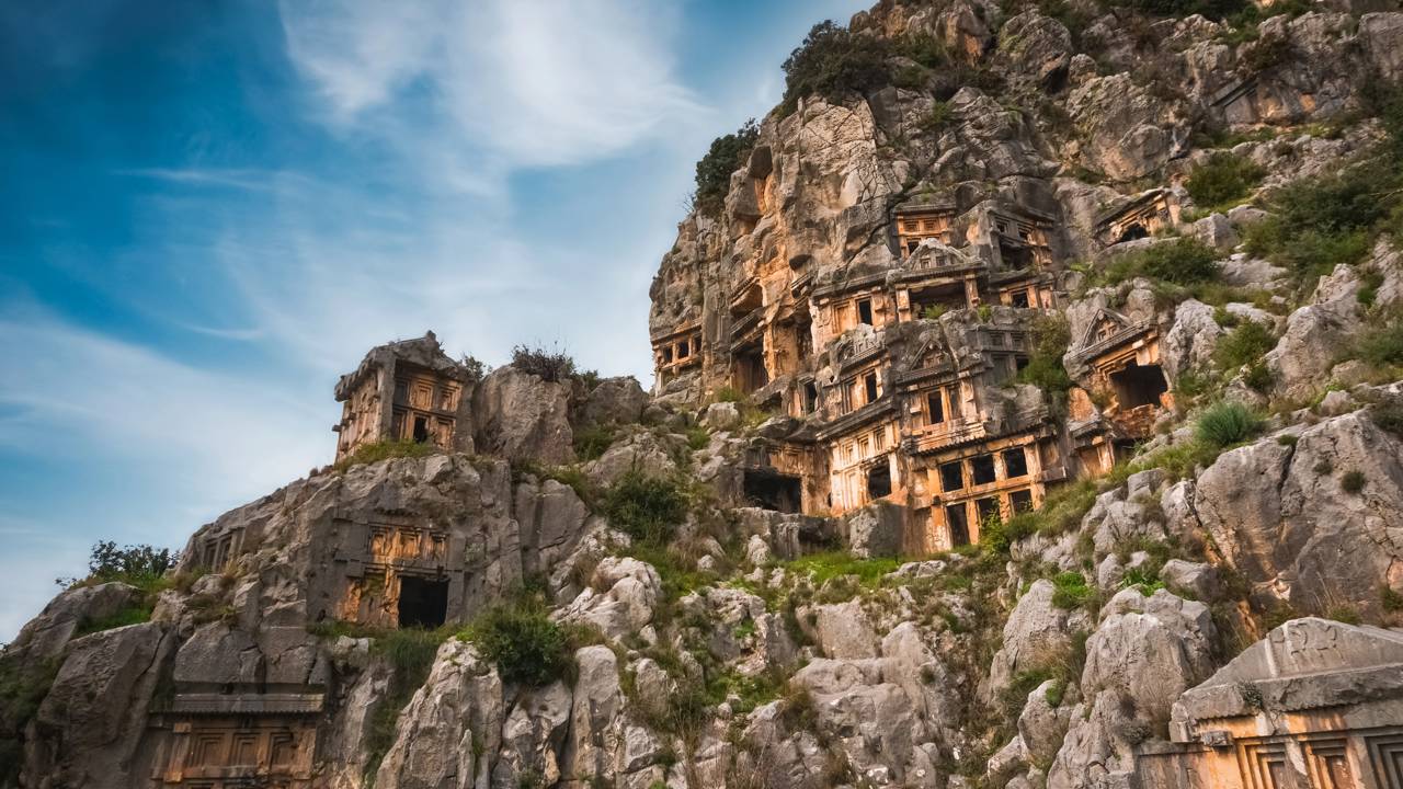 Esculpidas em penhascos há 2.400 anos, as tumbas de Myra na Turquia surgem como um registro bizarro e colossal de uma civilização perdida
