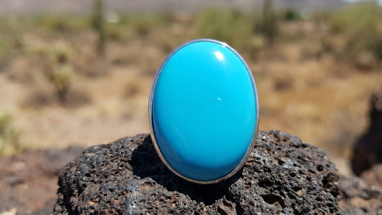 Esqueça a turquesa comum, pois este mineral azul puro de uma mina específica no Arizona surge como o padrão de luxo da joalheria mundial