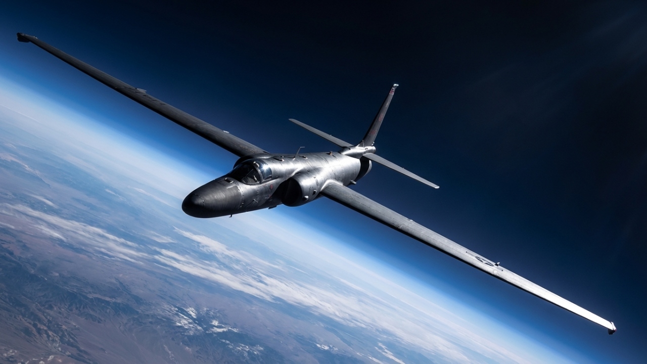 O avião espião americano voa a 21 mil metros de altitude e obriga seus pilotos a usar trajes espaciais para não congelarem vivos no limite da atmosfera