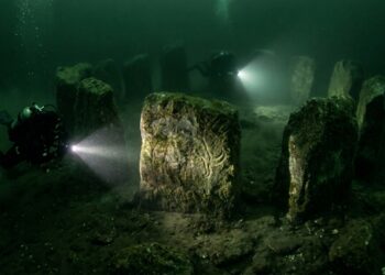Escondido sob as águas de um lago gelado, o monumento circular de pedras gigantes revela que civilizações avançadas habitavam a América do Norte há mais de 9.000 anos
