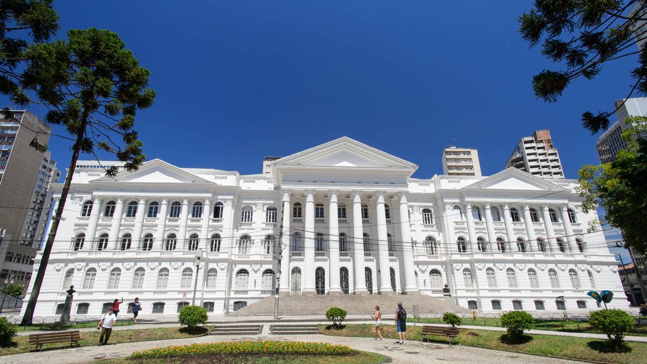 Com 112 anos de história e 18.000 m², o edifício da UFPR surge como a primeira universidade do Brasil e um recorde da arquitetura