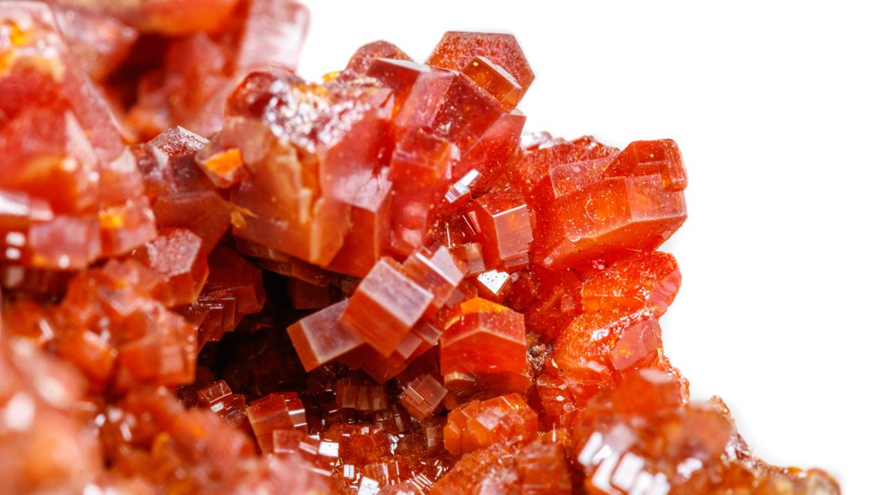 Esqueça a gema opaca, pois este cristal de brilho adamantino com 19% de vanádio surge como o recorde de beleza da mineração 