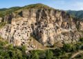 Erguido em um penhasco com 13 andares e 6.000 salas originais, o mosteiro de Vardzia virou a maior fortaleza de pedra e fé de toda a Geórgia
