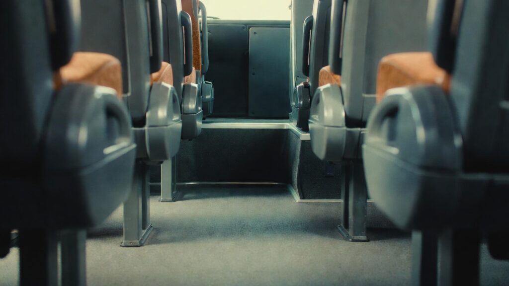 Utilizando duas articulações e motor central de 340 cavalos, o ônibus biarticulado que mede 28 metros de extensão retira de circulação cerca de seis ônibus convencionais nos corredores de BRT de alta demanda hoje