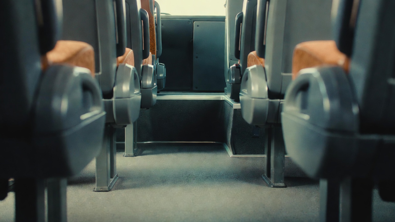 Utilizando duas articulações e motor central de 340 cavalos, o ônibus biarticulado que mede 28 metros de extensão retira de circulação cerca de seis ônibus convencionais nos corredores de BRT de alta demanda hoje