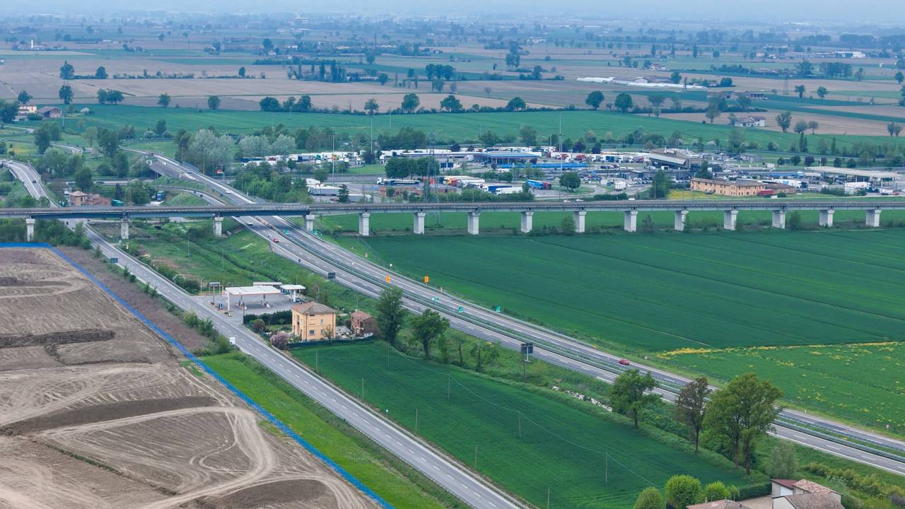 Construída em 187 a.C. pelos romanos, a rota de 262 km atravessa a Itália conectando Rimini a Piacenza como um dos eixos mais antigos da Europa