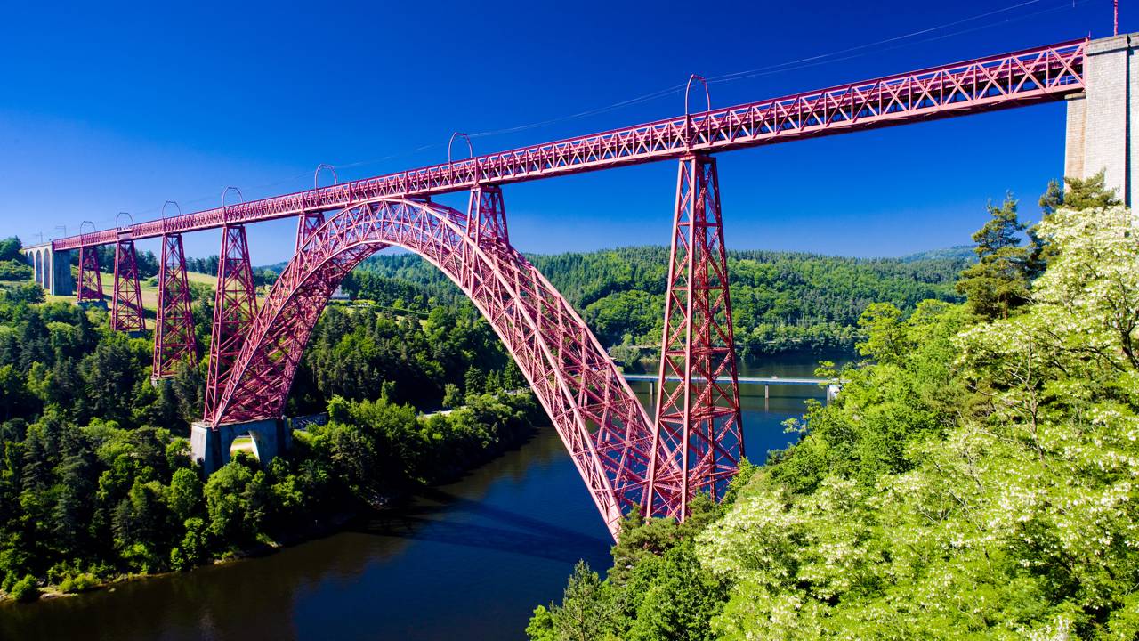 Com 122 metros de altura e estrutura de ferro de Gustave Eiffel, a ponte de 1884 surgiu como um marco da engenharia ferroviária na França