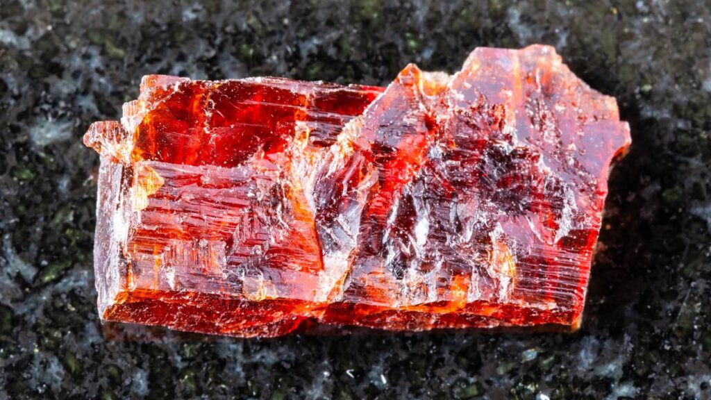 Esqueça o quartzo comum, pois este mineral vermelho-fogo é tão raro e solúvel em água que exige manuseio extremo, sendo um mistério