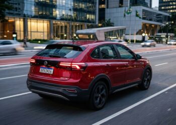 Com design de cupê e porta-malas de 415 litros, o veículo urbano que dita a moda nas capitais oferece condução autônoma por um preço muito acessível