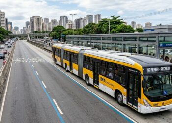O colosso articulado de 30 metros de comprimento que transporta 300 passageiros de uma só vez vira a arma secreta das metrópoles contra o engarrafamento