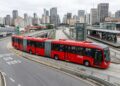 Utilizando duas articulações e motor central de 340 cavalos, o ônibus biarticulado que mede 28 metros de extensão retira de circulação cerca de seis ônibus convencionais nos corredores de BRT de alta demanda hoje