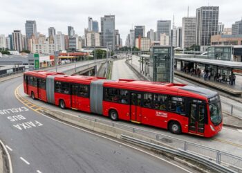 Utilizando duas articulações e motor central de 340 cavalos, o ônibus biarticulado que mede 28 metros de extensão retira de circulação cerca de seis ônibus convencionais nos corredores de BRT de alta demanda hoje