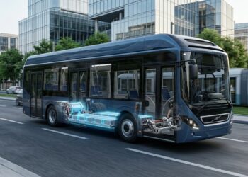 Utilizando baterias de 470 kWh para rodar um turno completo, o ônibus elétrico de piso baixo transporta 80 passageiros com silêncio total