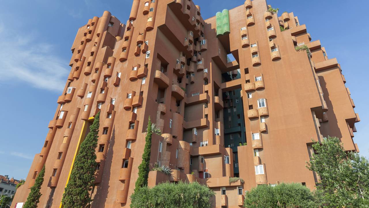 Projetado por Bofill em 1975, o Walden 7 abriga 446 unidades e 16 andares, formando um labirinto futurista que desafia a arquitetura tradicional