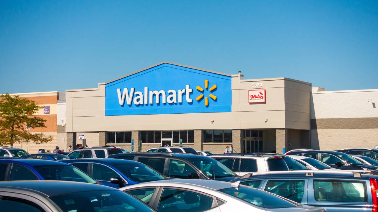 Sam Walton inaugurou a primeira loja em 1962 e, hoje, a rede Walmart lidera o varejo global com 2,1 milhões de funcionários e preços baixos