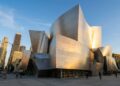 Com suas placas de aço inoxidável curvas e 2.265 assentos, o Disney Concert Hall de 2003 tornou-se o ícone da arquitetura de Frank Gehry em L.A