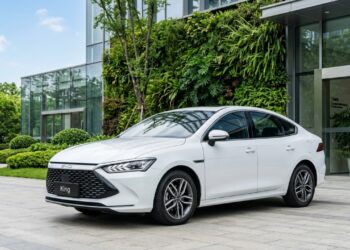 Alcançando 1.200 quilômetros de autonomia com bateria e gasolina, o sedan híbrido de 209 cavalos opera com extrema eficiência térmica