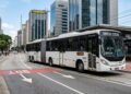 Maior que um vagão de metrô, o novo ônibus articulado de 23 metros transporta 210 pessoas e promete reduzir drasticamente o tempo de espera nos corredores de BRT