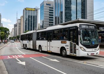 Maior que um vagão de metrô, o novo ônibus articulado de 23 metros transporta 210 pessoas e promete reduzir drasticamente o tempo de espera nos corredores de BRT