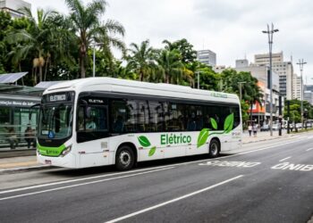 Com 215 kW de potência e tecnologia 100% brasileira, o novo gigante elétrico que começou a rodar no corredor ABC promete silêncio absoluto e zero poluição