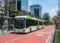 O primeiro ônibus articulado 100% elétrico fabricado em solo nacional promete rodar o dia inteiro sem carregar e transporta 170 pessoas com zero emissão de fumaça