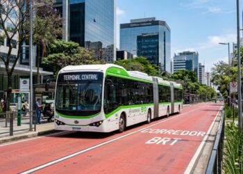 O primeiro ônibus articulado 100% elétrico fabricado em solo nacional promete rodar o dia inteiro sem carregar e transporta 170 pessoas com zero emissão de fumaça