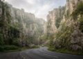 Com 137 metros de profundidade e penhascos calcários, a estrada no desfiladeiro inglês surge como um marco da beleza natural