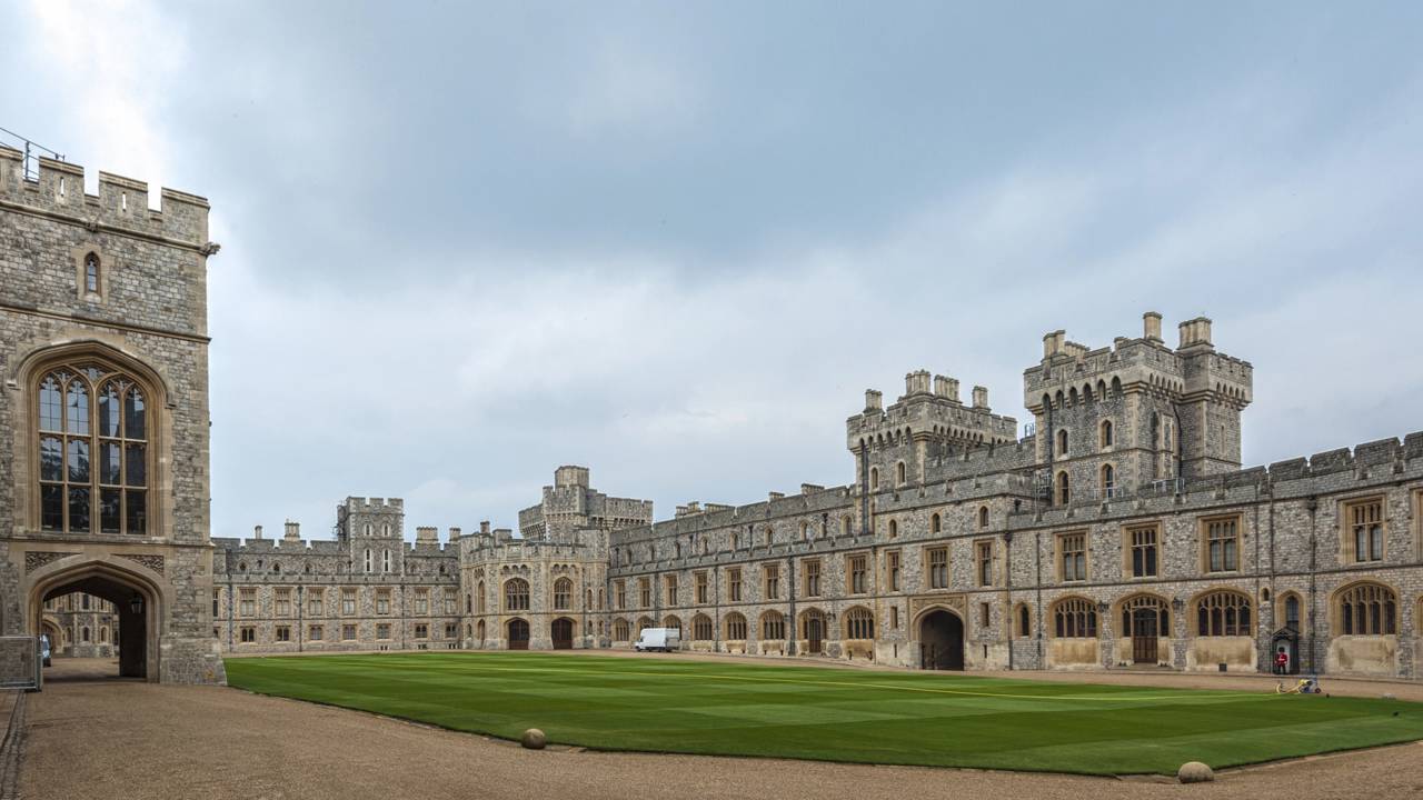 Com 52.609 m² e quase 1.000 anos, o castelo surge como a maior residência real ativa e um recorde da engenharia medieval