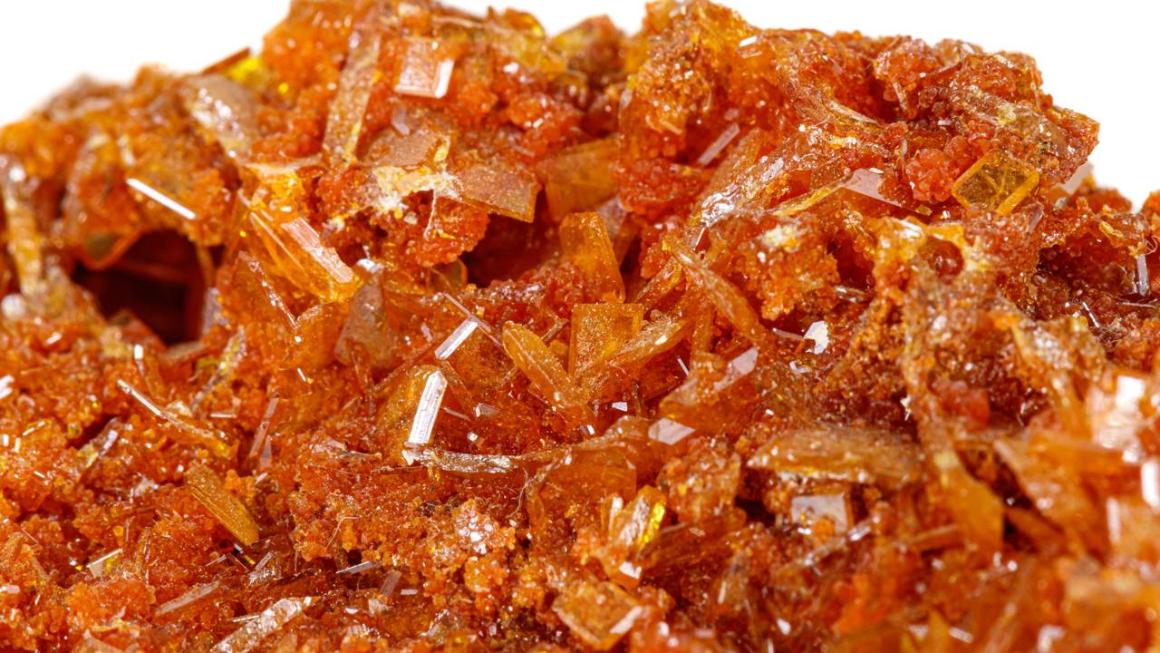 Esqueça o rubi, pois este cristal laranja de chumbo surge como um ícone da geologia, sendo a obra-prima do deserto