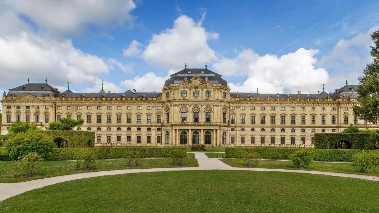 Com 300 quartos e o maior afresco contínuo do mundo em seu teto, a Residência de Würzburg virou um recorde da arquitetura barroca europeia