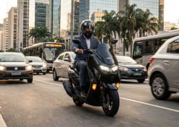 Scooter japonesa de 155 cilindradas garante 40 quilômetros por litro e abriga dois capacetes sob o banco no trânsito caótico das capitais brasileiras