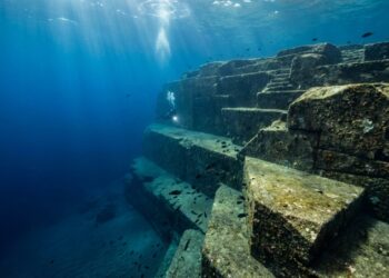 Submersa a 25 metros de profundidade no Japão, a colossal pirâmide de pedra com degraus perfeitos desafia geólogos que tentam provar a sua origem natural