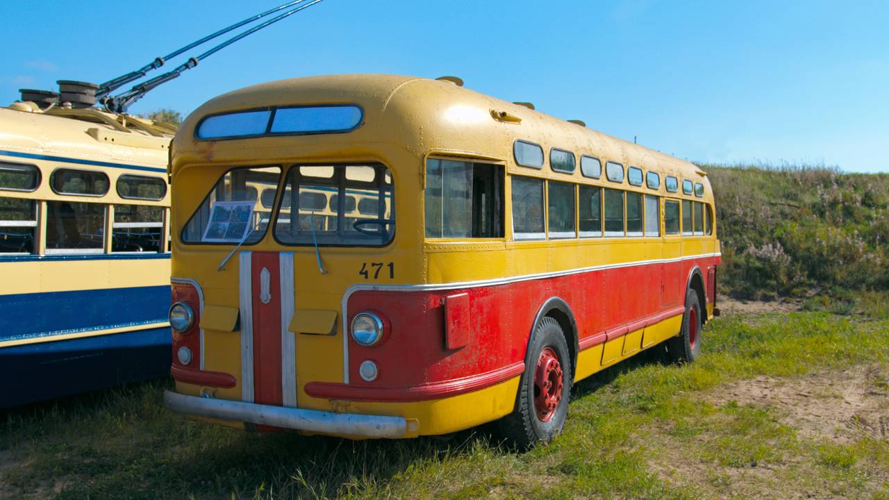 Com 34 assentos e motor diesel-elétrico de 1946, o gigante soviético surge como um pioneiro de engenharia nas ruas de Moscou