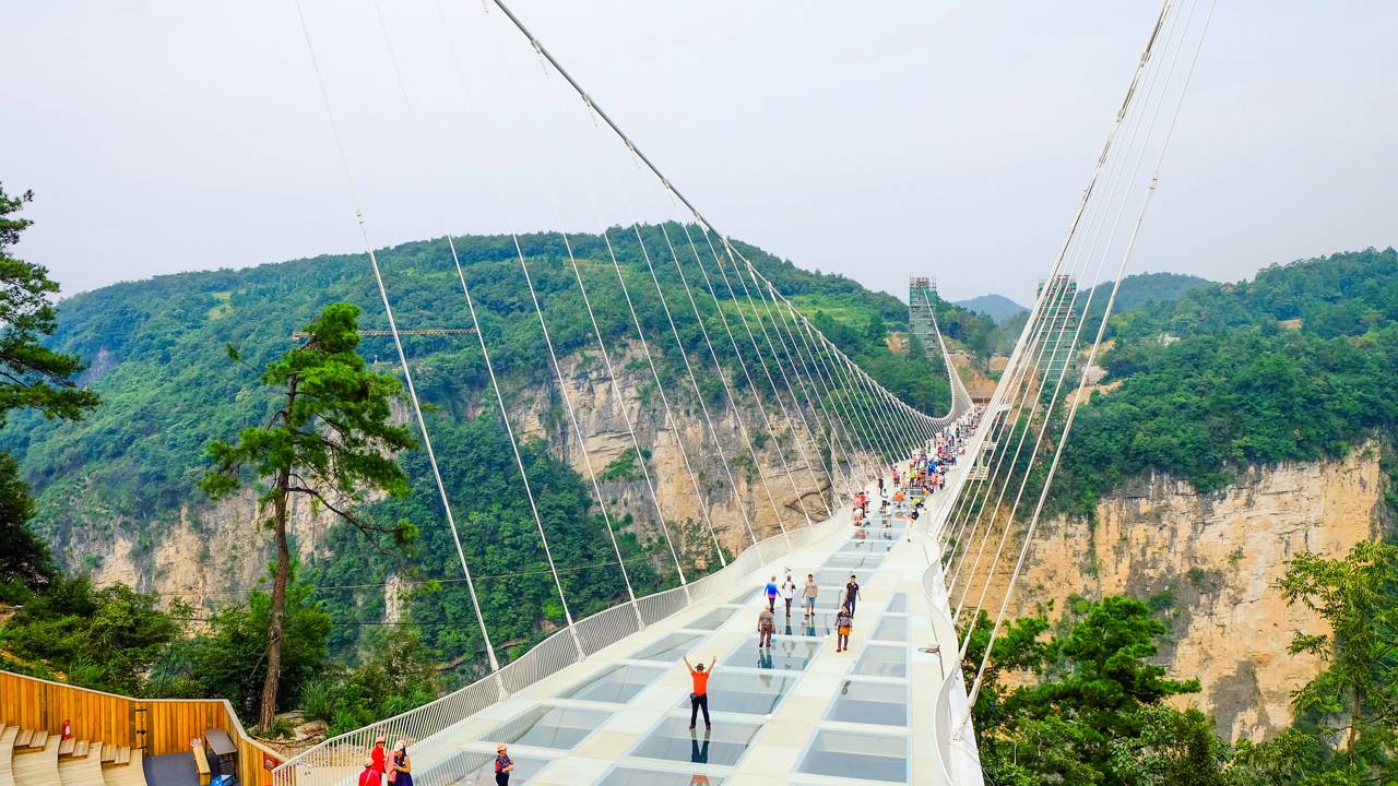 Com 430 metros de extensão e situada a 300 metros de altura, a estrutura transparente na China é um marco da engenharia e do turismo mundial