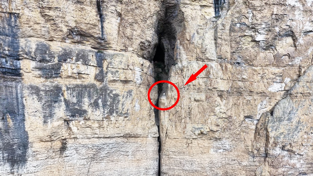 Ruínas antigas escondidas em penhascos na Ásia