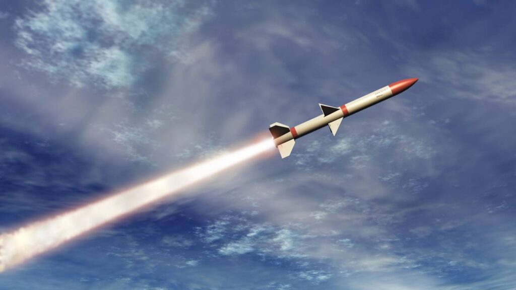 O ágil sistema de defesa móvel Avenger montado sobre um jipe tático utiliza 8 mísseis guiados por infravermelho e uma metralhadora pesada calibre 50 para varrer helicópteros e drones do céu em questão de segundos