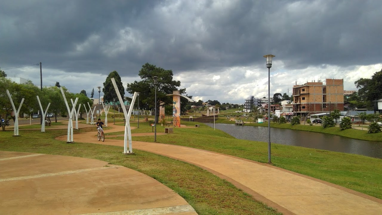 O parque internacional onde um passo divide 3 cidades ao meio e uma calçada partilhada separa a economia do Brasil e da Argentina