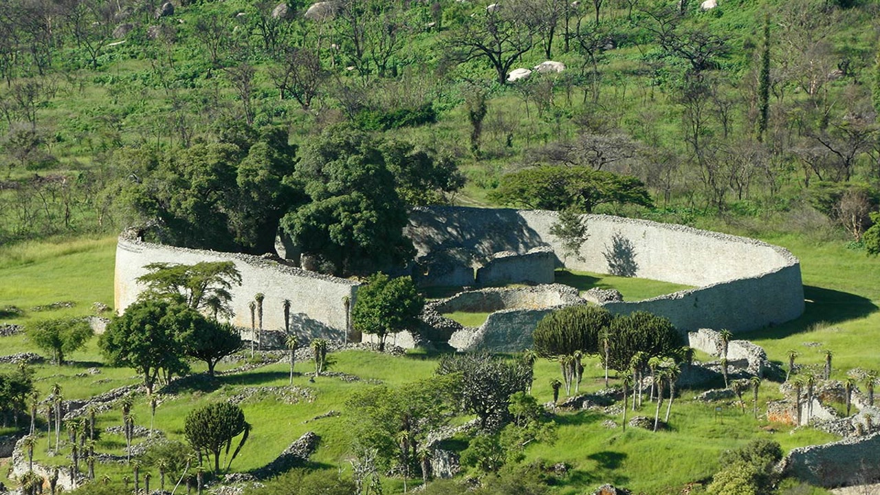 Muralhas de 11 metros sem uma gota de argamassa: a cidade de pedra que a savana africana quase engoliu