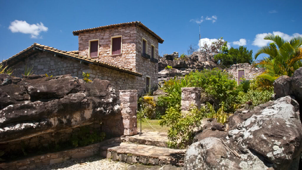A vila brasileira escondida na serra onde ruínas de pedra formam uma 'Machu Picchu' e guardam um império do diamante