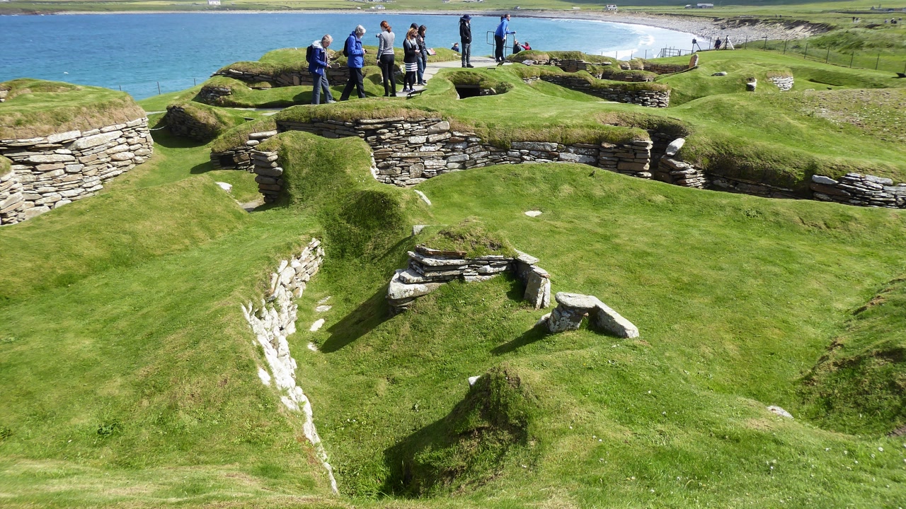 O vilarejo de pedra soterrado por 4 mil anos que é 600 anos mais antigo que as pirâmides
