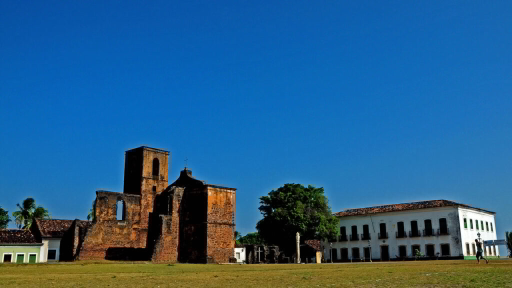 A cidade brasileira onde dezenas de palácios em ruínas resistem ao tempo e foguetes são lançados