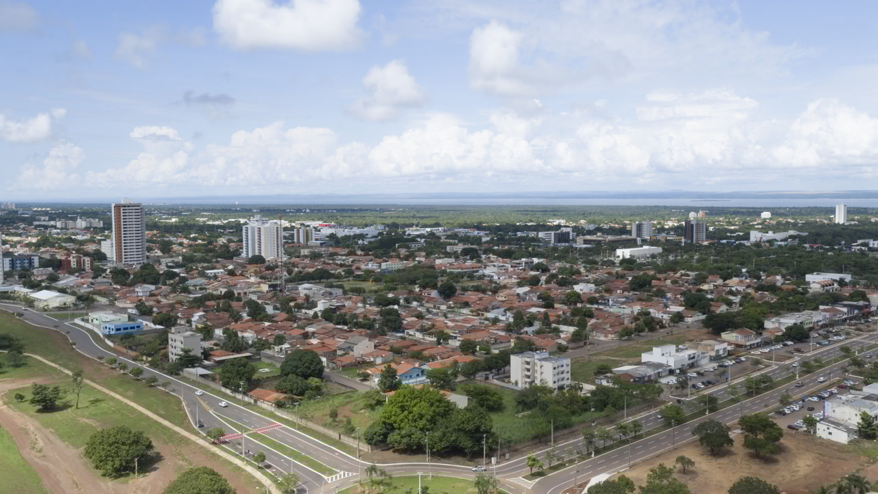 Nascida do zero em 1989: a capital mais jovem do Brasil tem praias de água doce e a maior praça da América Latina