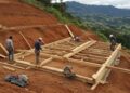 Casal constrói casa dos sonhos na montanha do zero