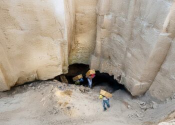 Os trabalhos inusitados de moradores dentro de cavernas para mineração