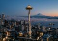 Erguida com 184 metros de altura em 1962 para suportar ventos de 320 km/h, a torre de observação tornou-se o principal marco arquitetônico de Seattle