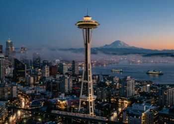 Erguida com 184 metros de altura em 1962 para suportar ventos de 320 km/h, a torre de observação tornou-se o principal marco arquitetônico de Seattle